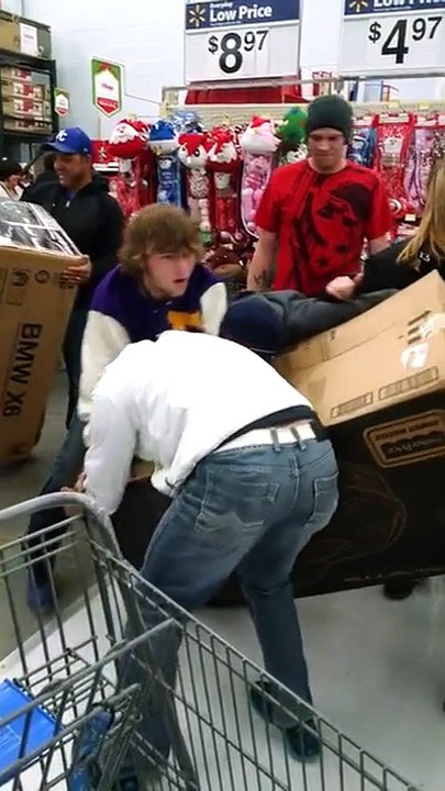 Trois homme se battent pour le même jouet pendant le Black Friday