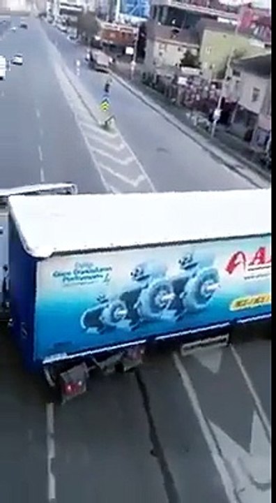 Un chauffeur de camion débile fait un demi-tour interdit et provoque un gros carton