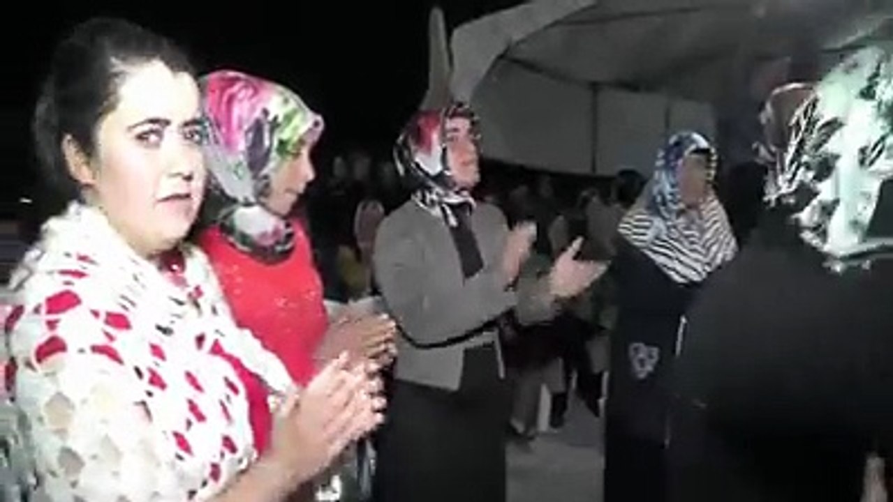 Denizlili Teyzenin Kaşıkla Muhteşem Girişi Süpürge