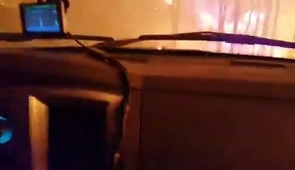 Évacuation d'un incendie de forêt en pick-up