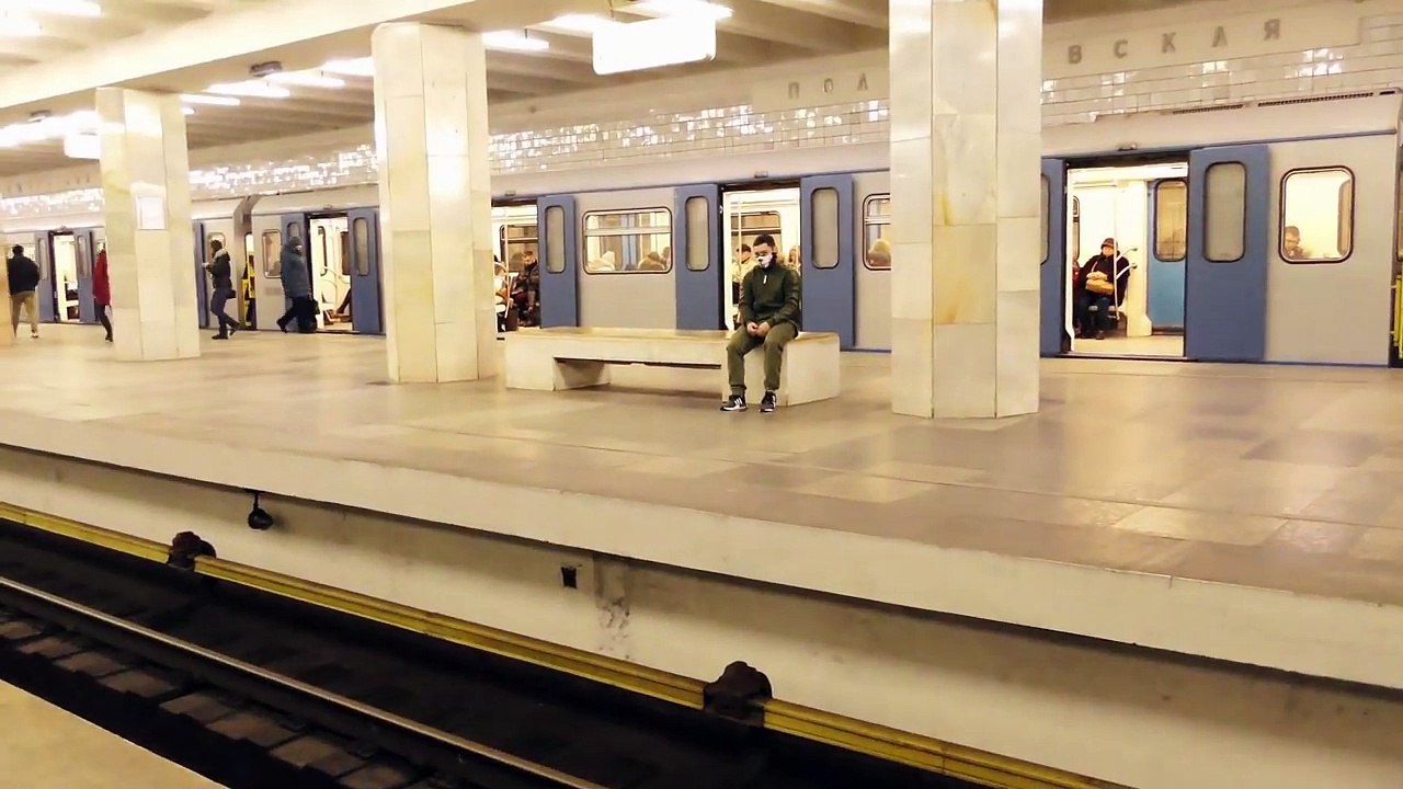 Un jeune fait un salto devant un métro qui roule