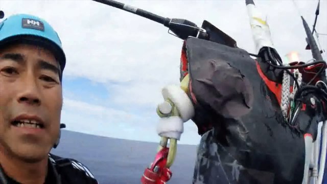 D25 : Kojiro Shiraishi climbing to the top of his mast / Vendée Globe