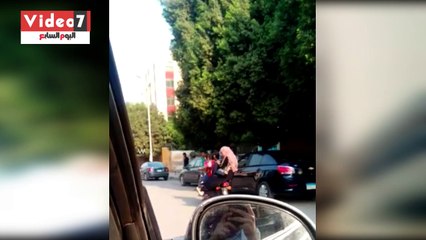 طفل يقود موتوسيكلا ويحمل عائلته فى شارع الهرم