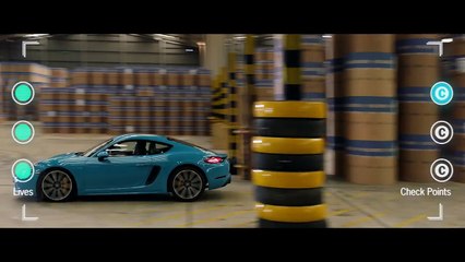 Course entre une Porsche 718 Cayman et des drones