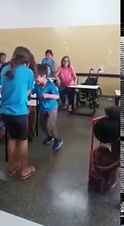 Un petit garçon de 6 ans quitte sa place et marche vers l'enseignant... Quelques secondes après tous ses camarades de cl