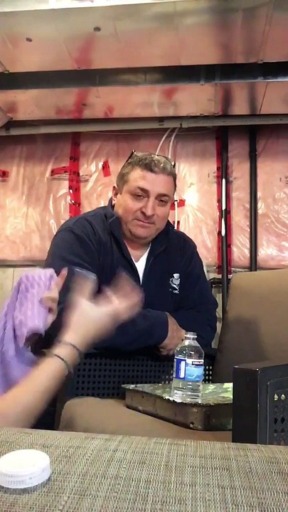 Elle piège son papa avec un tour de magie bien connu... Trop connu!