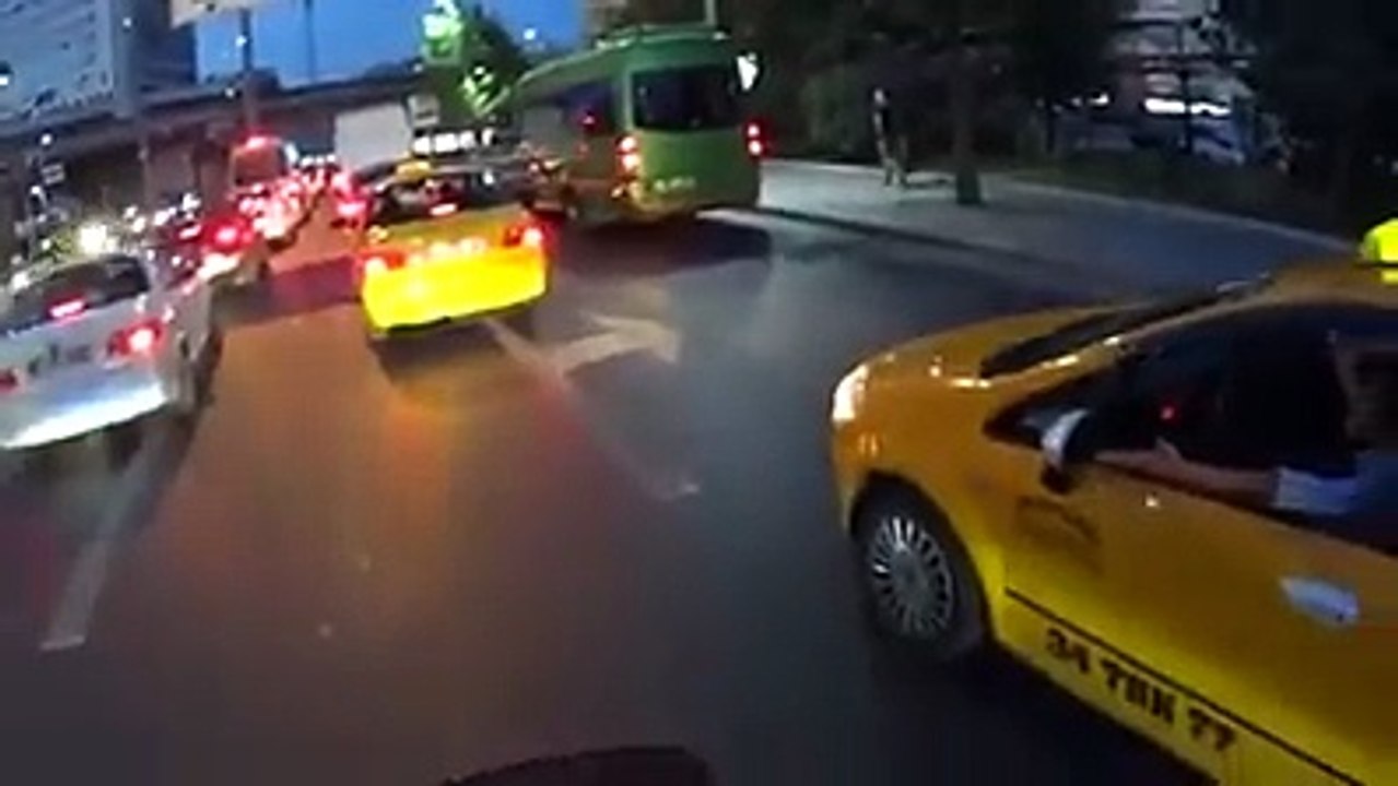 Küfür ettiği minibüs şoförünün minibüsten inmesiyle 'ABİ VALLA BEN SANA KÜFÜR ETMEDİM' geri vitesi yapan taksici. Minibüsçüyü uzaklaştırdıktan sonra tekrar atarlanmas =)