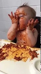 Niño comiendo causó un adorable desastre