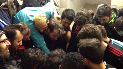 Victoire 4-1, joie du groupe dans les vestiaires !