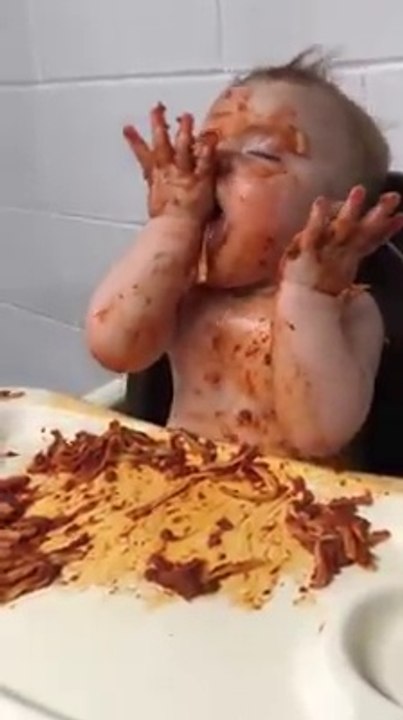 Bébé qui mange du spaghetti!!!