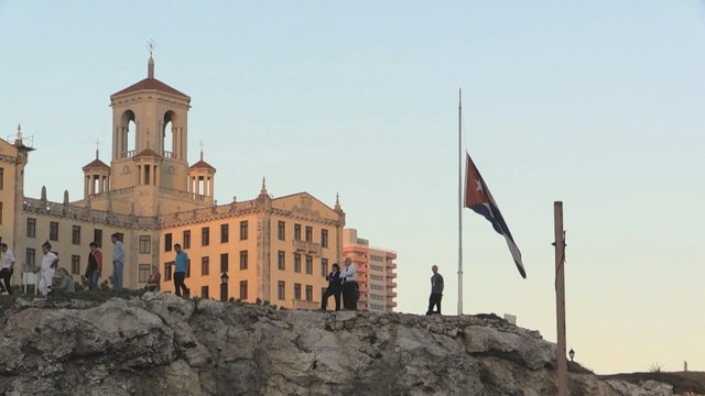Lágrimas y silencio frente al malecón en el último adiós a Fidel Castro