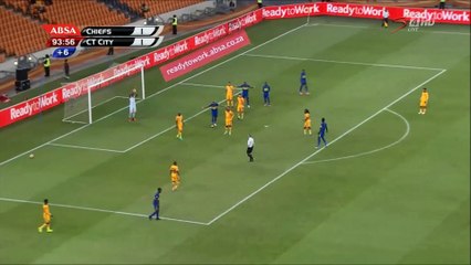 L'arbitre expulse un pauvre ramasseur de balle