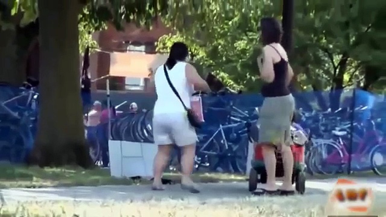 New_Funny_Videos_pranks_2016___Try_Not_To_Laugh___Funny_videos___Funny_Fails_of_(1)