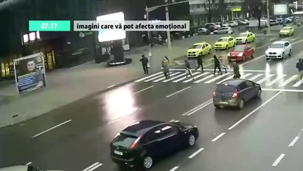 En pleine tempête, un panneau publicitaire emporte un passant !