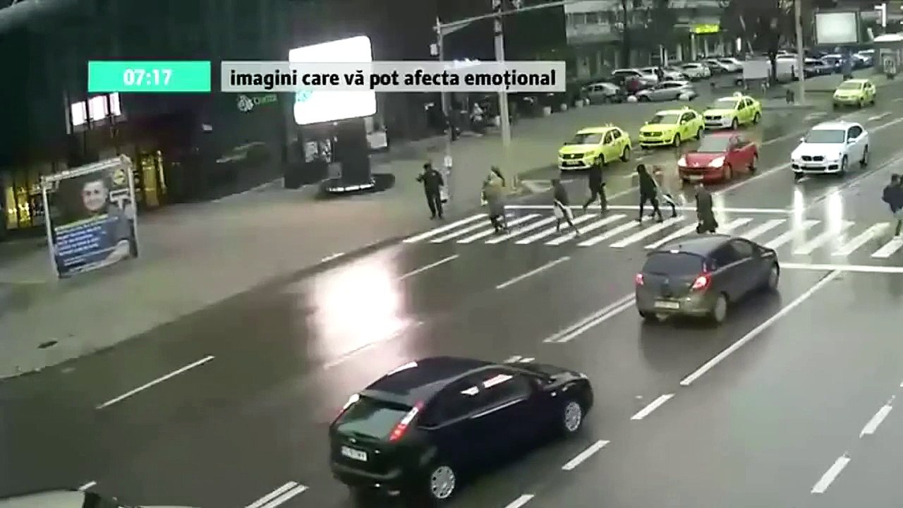 En pleine tempête, un panneau publicitaire emporte un passant !
