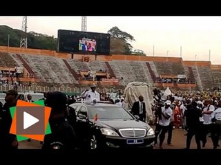Campagne pour le référendum: Arrivée du Président Ouattara devant les gradins vides au stade FHB