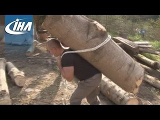 203 Kilo Ağaç Kütüğünü Sırtında Taşıdı