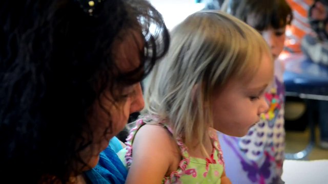 INFANT TEETH EXAM Layton Utah Kids Pediatric Dentist 801-779-2900 | KNEE TO KNEE