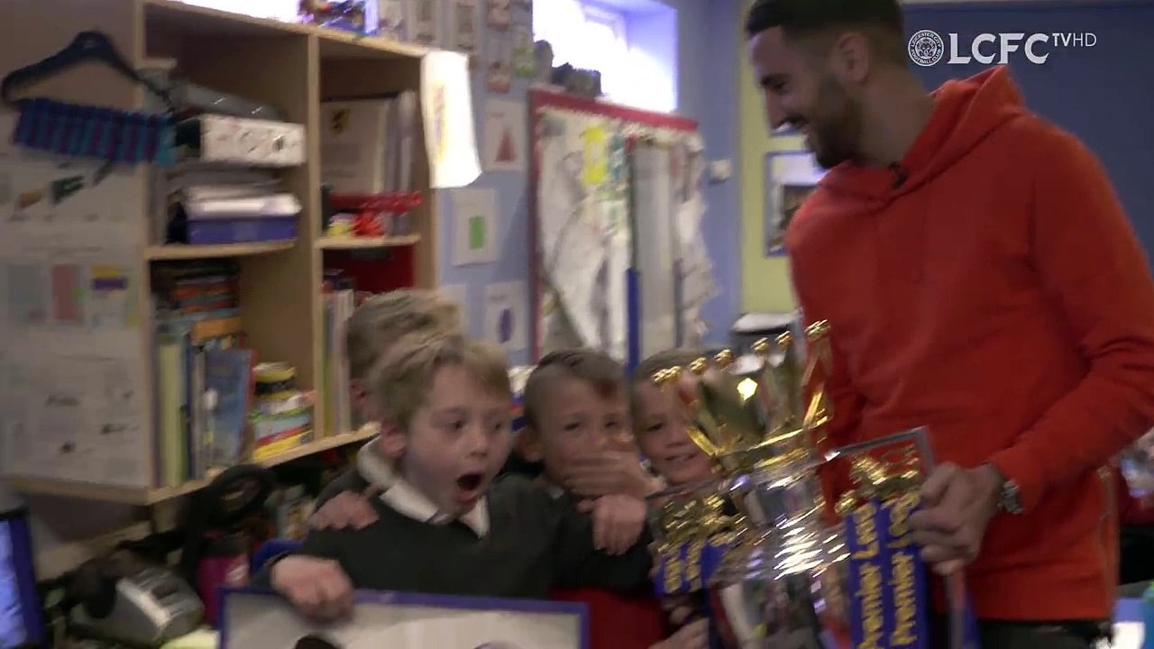 Quand Mahrez rend une visite surprise dans une école avec le trophée de Premier League!