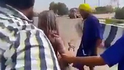 بھارت میں سکھوں نے برہنہ پھرنے والے پنڈت کی سر عام پٹائی کر دی اور کہا کہ جب تمہارا بھگوان کپڑے پہنت