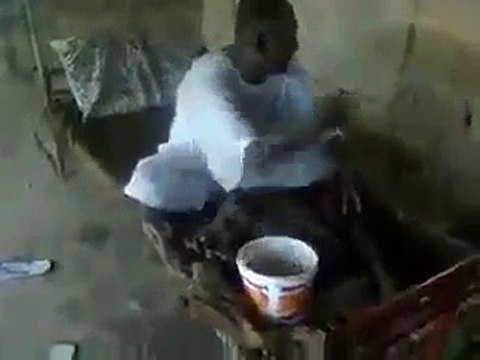 بہت گرمی بھی ہو اور اپر سے یہ لوڈشیڈنگ بھی ہو تو بندا کرے تو کیا کرے