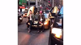 un automobiliste pete les plombs en voyant deux jeunes faire une seance photo au milieu de la route
