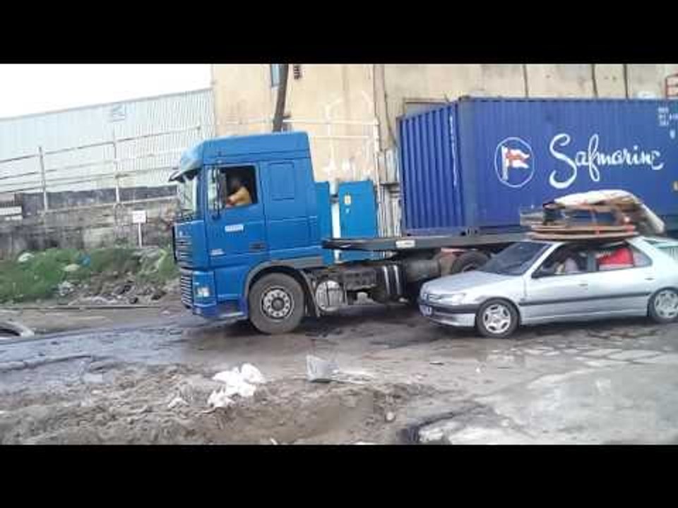 Une route traversée par un rail, dangereuse pour les usagers