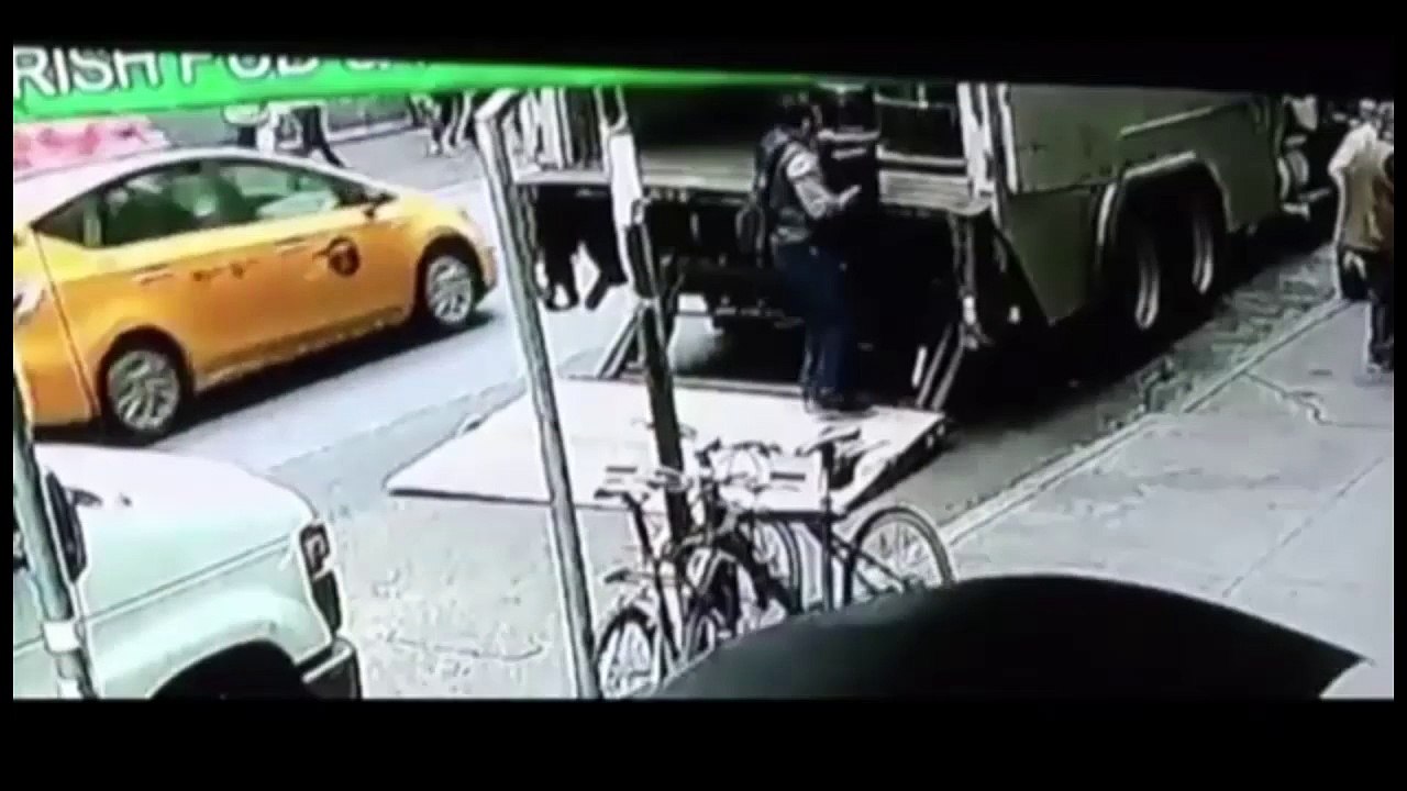 il vole un seau rempli d'or sans être inquiété