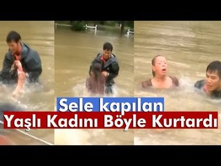 Aracıyla Sele Kapılan Yaşlı Kadını Böyle Kurtardı!