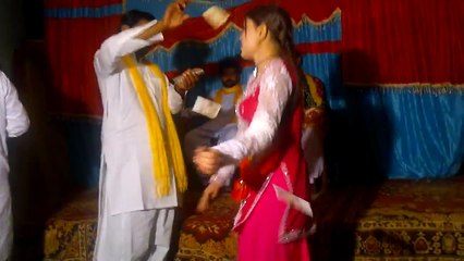 AT FRND CZNs WEDDING @ MULTAN DANCE TYM MUT POOOOCHO:-)