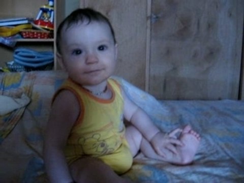 jonah sur le lit assis