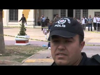 Şüpheli Çantayı Tekmeleyip İçinden Çıkan Et ve Tereyağını Polise Fırlattı