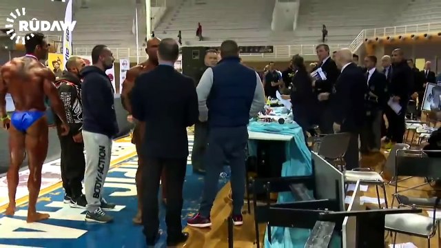 Ce Bodybuilder mauvais perdant frappe un juge de concours !