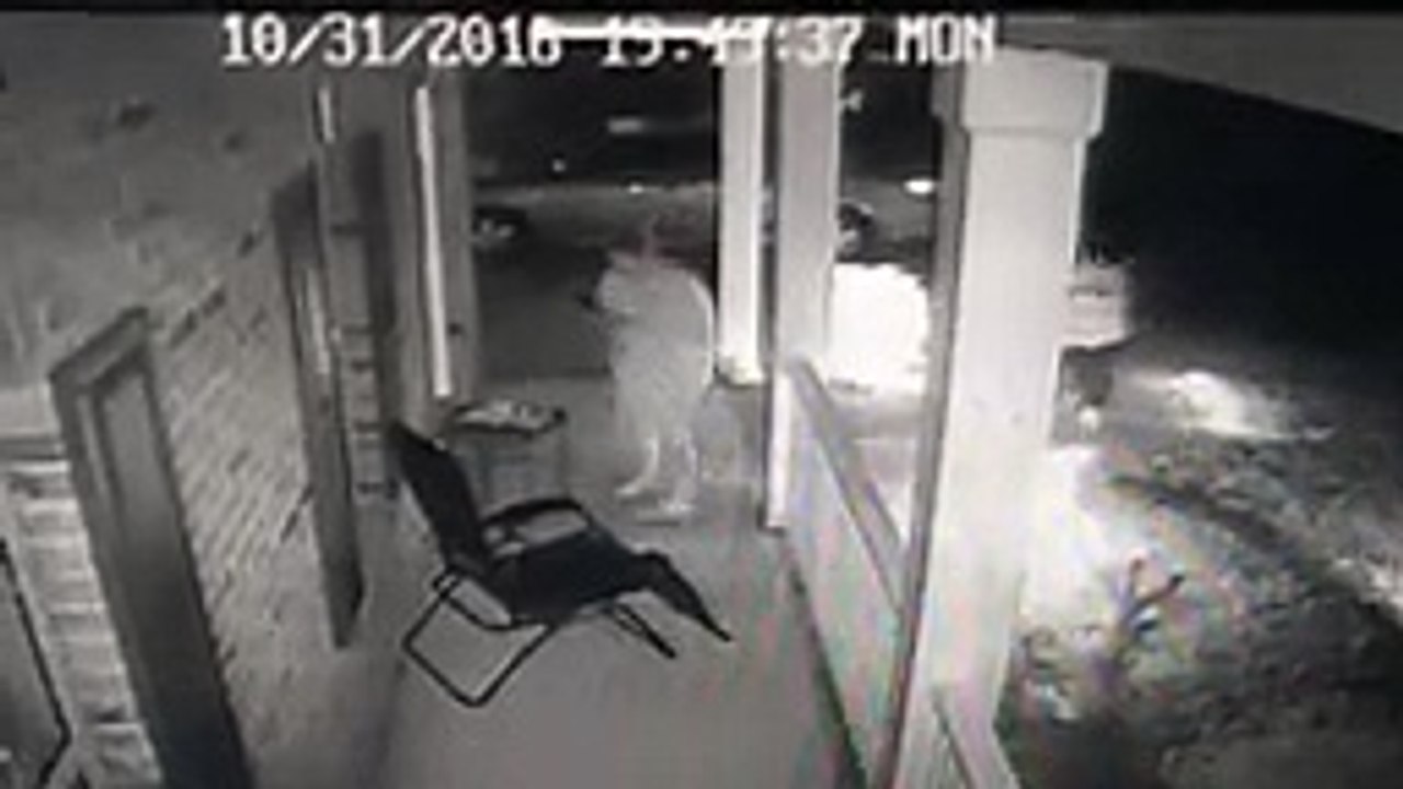 Des femmes obèses volent des bonbons sous le porche à Halloween 2016