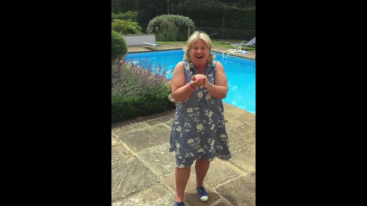 Il lance des oeufs à sa mère tous les jours... réflexe !