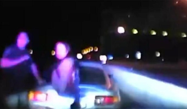 Polis otosuyla kendi aracı arasında ezildi