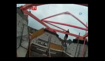 Çatıyı tamir ederken ölümden döndü