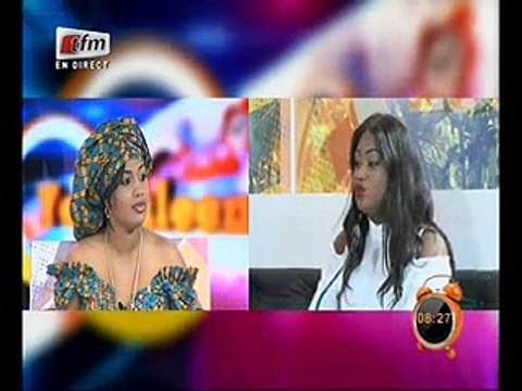 Vidéo: Quand Kya essaye de cacher la fente osée de Ndeye Ndack. Regardez!