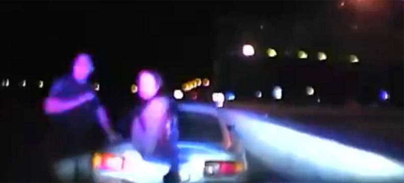 Polis otosuyla kendi aracı arasında ezildi
