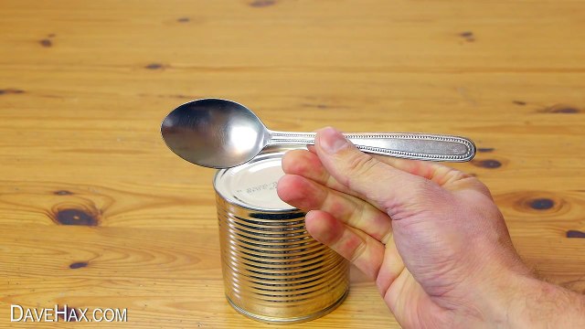 Comment ouvrir une boîte de conserve avec une cuillère ?