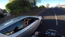 Un motard courtois veut rendre le portefeuille qu'une femme à fait tomber, mais ce que va faire le motard est top !