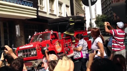 Homem apanhado com as CALÇAS na MÃO fugindo de MARIDO FURIOSO!