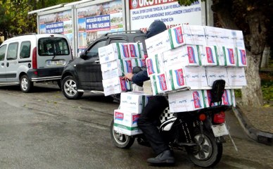 Tam 40 koli makarnayı motosikletle taşıdı