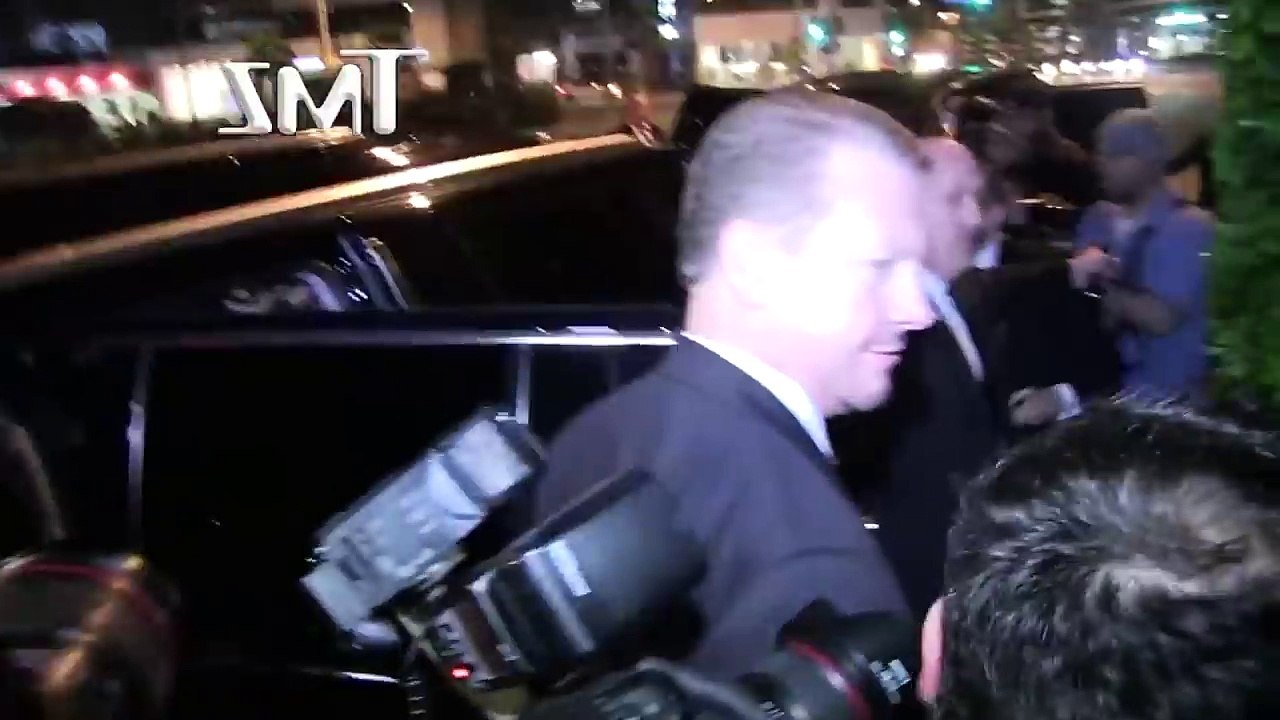 Após anos à espera de um, Leonardo DiCaprio quase esquece ÓSCAR no BAR!