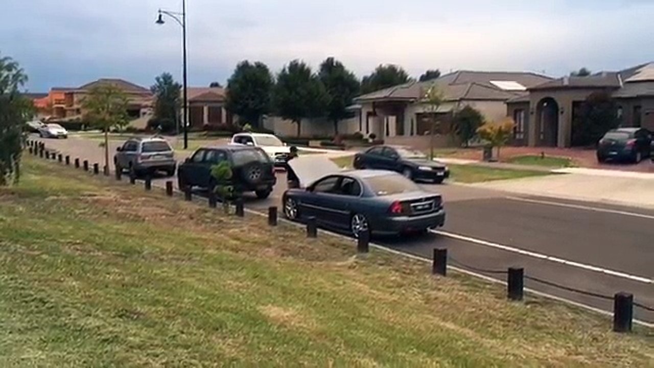 Australianos baixam nível ao mínimo com partida ao apontar uma AK-47 a uma criança! :(