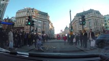 Un piéton maladroit provoque le chaos quand il chute tout en portant une caisse de pommes de terre.