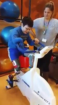 Le petit garçon joue avec ses amis, quand soudain sa mère l’entend hurler. Quand elle les rejoint, c’est le choc