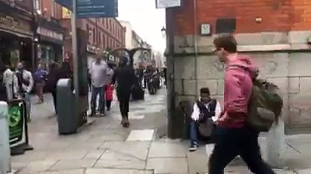 Les apparences sont parfois trompeuses, regardez ce que fait ce monsieur vous serez surpris