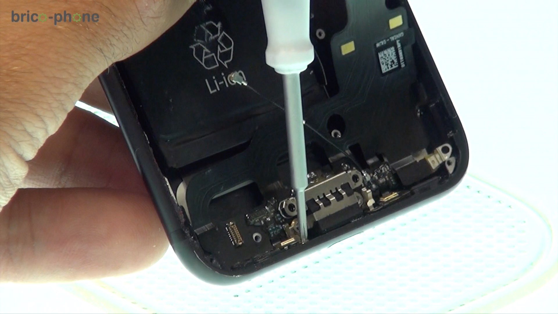iPhone 7 : Comment remplacer le connecteur de charge lightning (démontage +  remontage) HD - Vidéo Dailymotion
