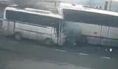 Feci kaza kamerada... İşçi servisleri çarpıştı: 14 yaralı